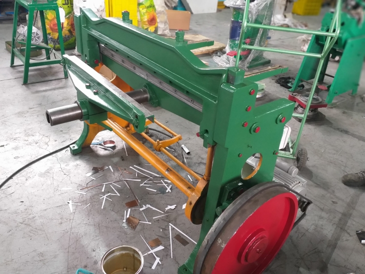  راهنمای جامع قیچی‌های فلز بر و گیوتین‌ها: مقایسه انواع، قدرت و مشخصات فنی