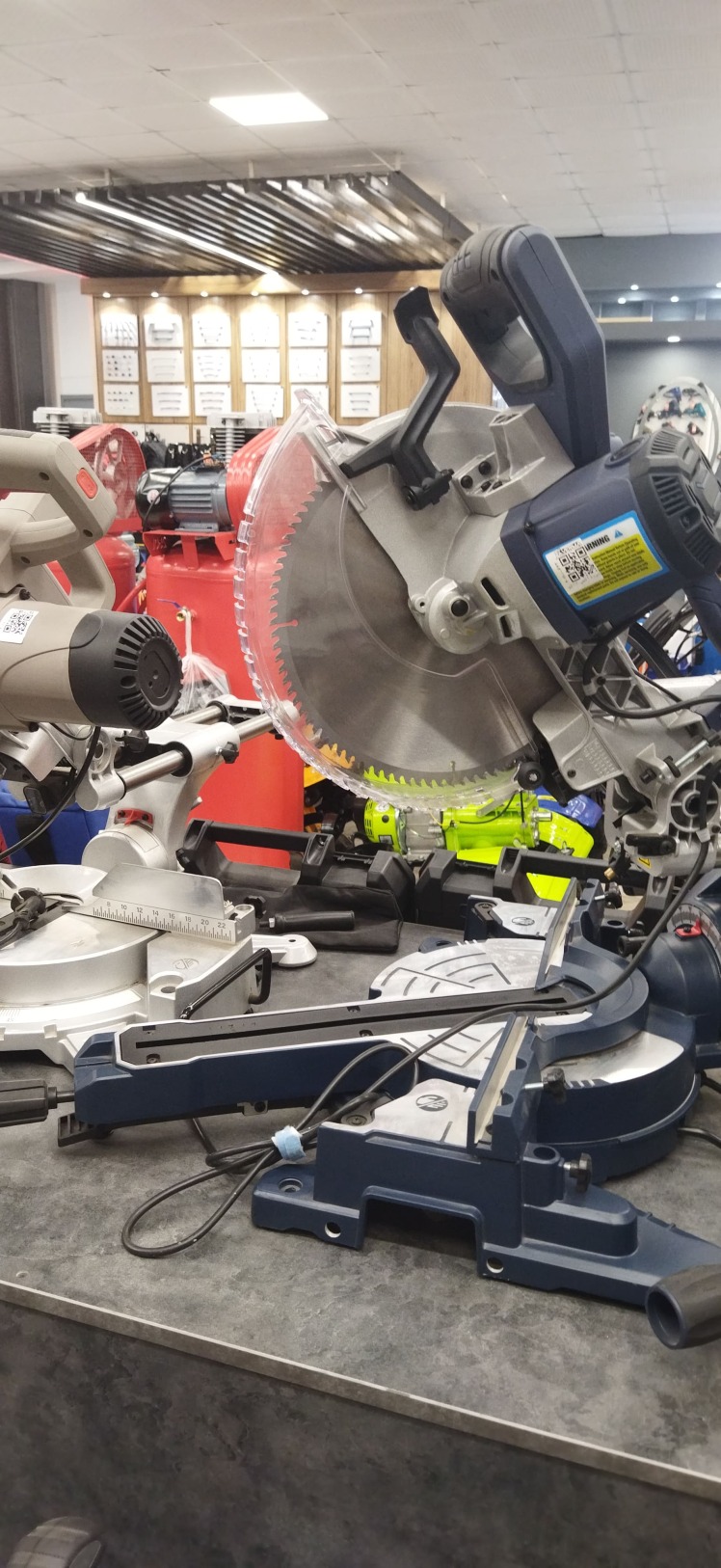 کالیبراسیون و تنظیم دقیق گونیای اره‌های میزی و عمودبر برای برش‌های دقیق