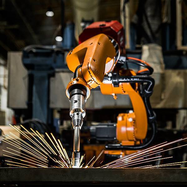 تکنیک‌های اتصال و جوشکاری رباتیک: افزایش دقت و کیفیت در تولید سازه‌های فلزی 