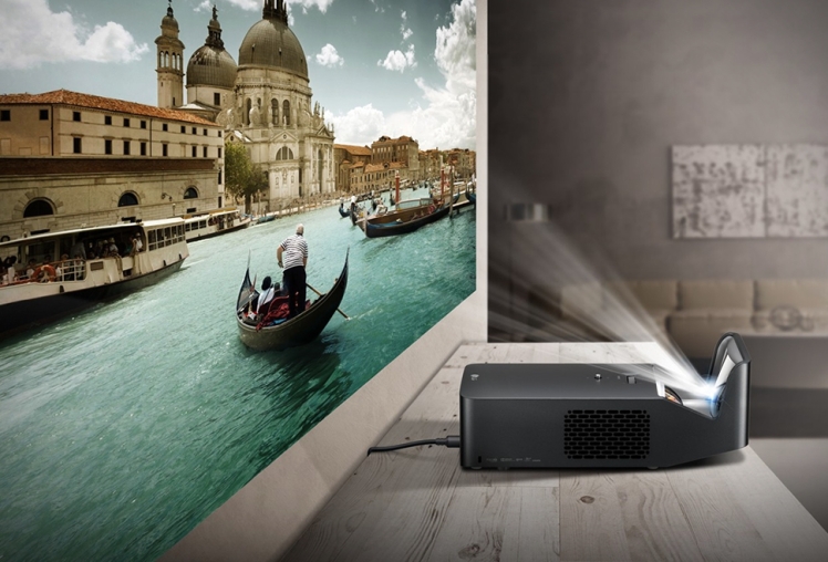 سینمای خانگی بدون سقف: تحلیل فنی پروژکتورهای لیزری UST و نقش پرده‌های ALR در شکستن محدودیت نور محیطی